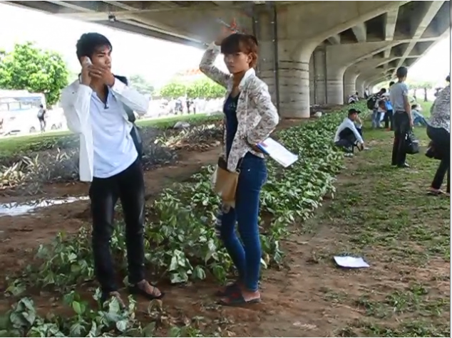 Khi thấy phóng viên quan sát sau ống kính, một phụ nữ đang “hành nghề” chuyên nghiệp bỗng chuyển nét mặt tái mét và đi về phía cùng đồng bọn.