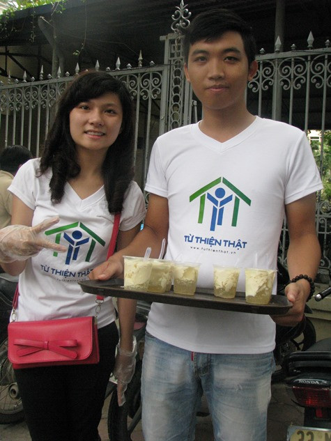 Những khuôn mặt rặng ngời khi được "từ thiện" cho các bậc phụ huynh- một nghĩa cử cao đẹp.