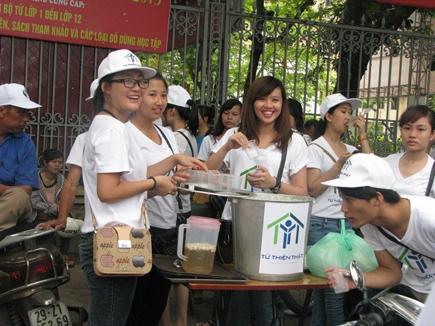 Những hình khoảnh khắc đẹp sau khi được trao tận tay tới các bậc phụ huynh.