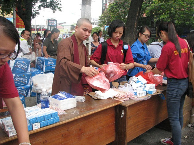 Cơm chay, sữa, nước.... đang được đoàn thiện nguyện "đồng hành từ rất sớm, ước mong đến với cá sĩ tử và các bậc phụ huynh.