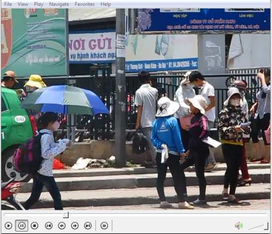 Hành nghề trên tay chỉ đơn giản 1 quyển sổ, 1 cây bút và được ẩn mình với một lớp áo chống nắng và bịt kín mít cùng khẩu trang rất gọn nhẹ và đầy kỹ xảo, tinh vi.