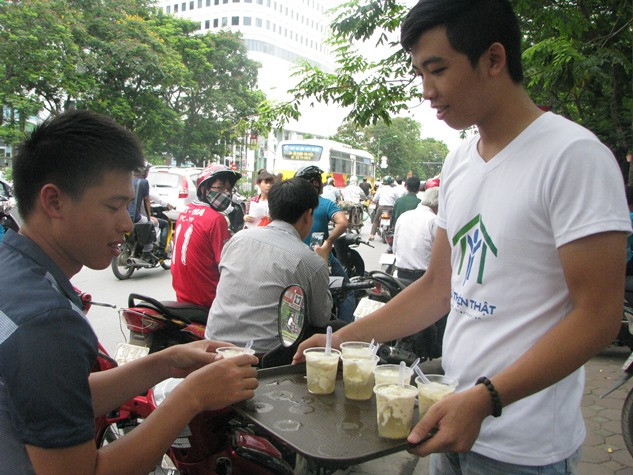 Hơn 500 suất tào phớ đang được trao tận tay đến các bậc phụ huynh của các sĩ tử.