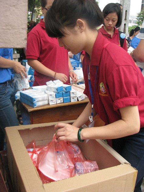 Và được đặt gọn gàng trong thùng cat- tong.