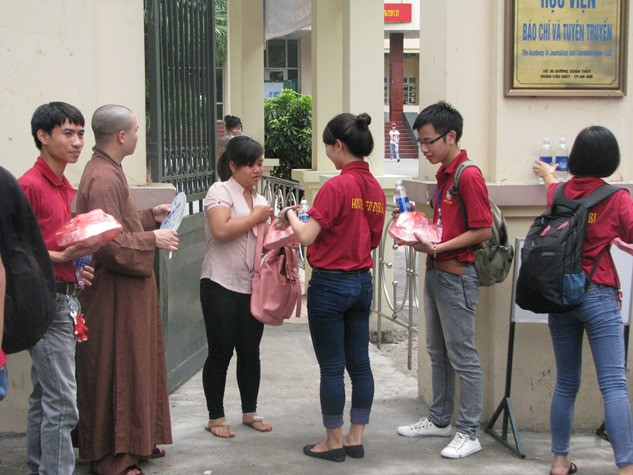 Có mặt kịp thời khi thí sinh vừa mới thi xong môn địa, của buổi sáng ngày 9/7.