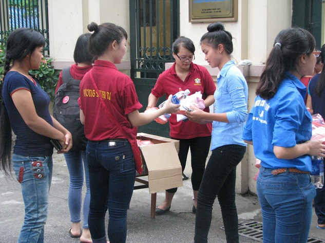 khuôn mặt hào hứng của các sĩ tử khi nhận suất cơm từ nhà chùa Hương Khánh.