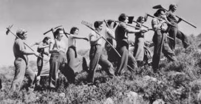 Kibbutzim được tạo ra như các khu định cư nông nghiệp nhằm xóa bỏ sự tư hữu và đem lại bình đẳng cho toàn dân, phong trào đã phát triển trong suốt 20 năm tiếp theo, lên thành 80 nghìn người sống trong 250 cộng đồng, song con số này vẫn chỉ chiếm 4% dân số Israel. Kibbutzim được tạo ra như các khu định cư nông nghiệp nhằm xóa bỏ sự tư hữu và đem lại bình đẳng cho toàn dân, phong trào đã phát triển trong suốt 20 năm tiếp theo, lên thành 80 nghìn người sống trong 250 cộng đồng, song con số này vẫn chỉ chiếm 4% dân số Israel.