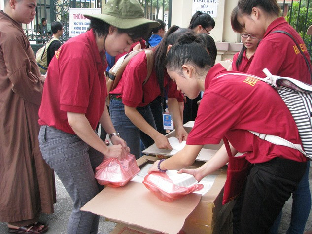 Những suất cơm đang được đoàn thiện nguyện trao cho các sĩ tử cùng các bậc phụ huynh.
