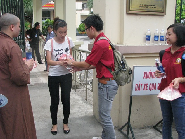 Đón đặt tại cổng phụ, trường HV báo chí và tuyên truyền.