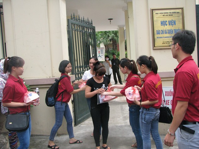 Những suất cơm được các thiện nguyện trao tận tay đến sĩ tử.