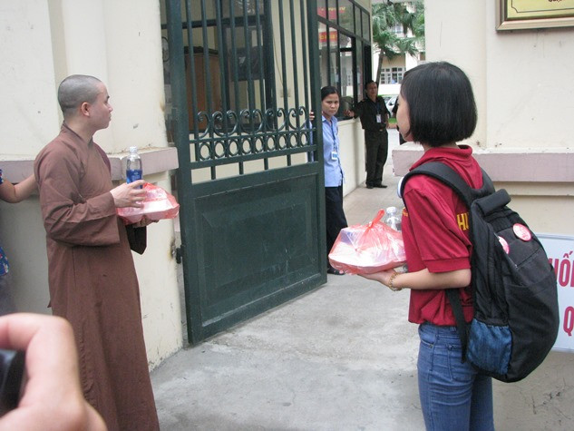 Đoàn đã chuẩn bị sẵn sàng chờ đớn các sĩ tử bước ra từ phòng thi.