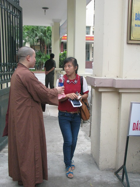 Điều đặc biêt là trực tiếp sư bác trao tận tay cho các sĩ tử- nghĩa cử cao đẹp.