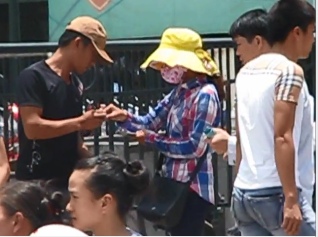 Khi “cá đã cắn câu” thiếu nữ bèn đưa cây bút cho đối phương ghi nhận ký vào quyển sổ và phải kèm theo mệnh giá tiền là 50 nghĩ đồng trở lên.