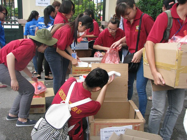 Nhộn nhịp cùng các sĩ tử nơi trường thi.