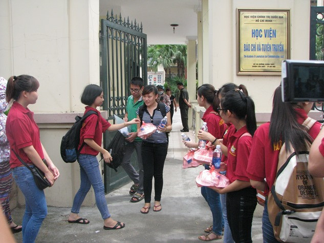 Các sĩ tử không khỏi ngỡ ngàng khi được suất cơm miễn phí trên tay.