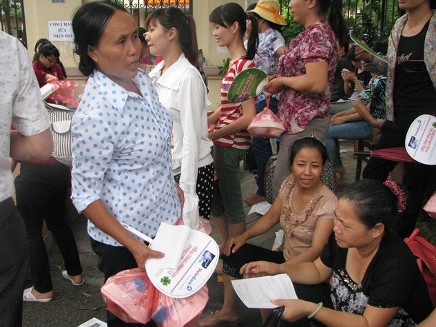 Các bậc phụ huynh cũng có trên tay suất cơm miễn phí.