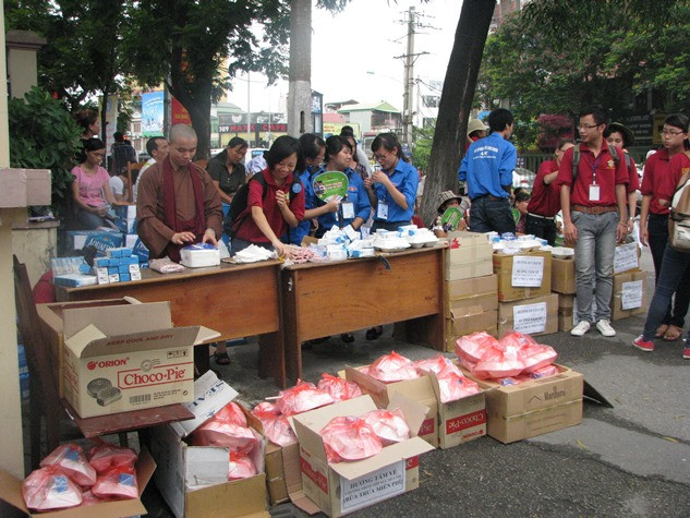 Sự có mặt của sư bác cùng các thiện nguyện viên đang giúp đỡ cho sĩ tử cùng các bậc phụ huynh có bữa cơm "yên tâm" nhất trong mùa thi.