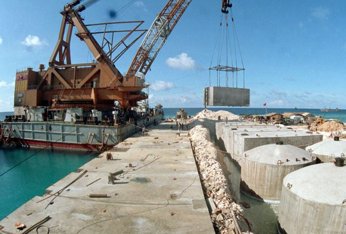 Đá Chữ Thập, Trường Sa, Khánh Hòa, Việt Nam bị Trung Quốc bồi lấp bất hợp pháp, ảnh: Tân Hoa Xã. Đá Chữ Thập, Trường Sa, Khánh Hòa, Việt Nam bị Trung Quốc bồi lấp bất hợp pháp, ảnh: Tân Hoa Xã.