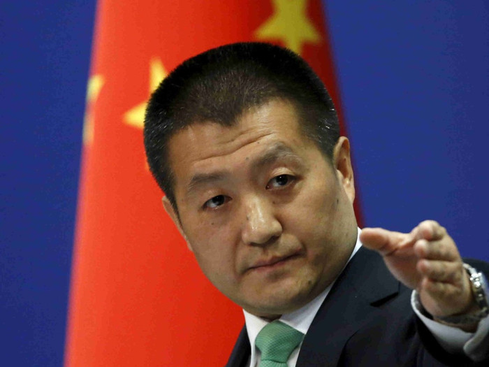 Không phải đợi Nhân Dân nhật báo "dạy khôn", ông Lục Khảng, người phát ngôn Bộ Ngoại giao Trung Quốc đã sớm đổi khái niệm "lãnh hải" mà cơ quan này vẫn gọi vùng biển 12 hải lý xung quanh các đảo nhân tạo trước đó thành "vùng biển phụ cận" khi tàu USS Lassen Hoa Kỳ tuần tra quanh đá Xu Bi tháng trước. Ảnh: Đa Chiều. Không phải đợi Nhân Dân nhật báo "dạy khôn", ông Lục Khảng, người phát ngôn Bộ Ngoại giao Trung Quốc đã sớm đổi khái niệm "lãnh hải" mà cơ quan này vẫn gọi vùng biển 12 hải lý xung quanh các đảo nhân tạo trước đó thành "vùng biển phụ cận" khi tàu USS Lassen Hoa Kỳ tuần tra quanh đá Xu Bi tháng trước. Ảnh: Đa Chiều.