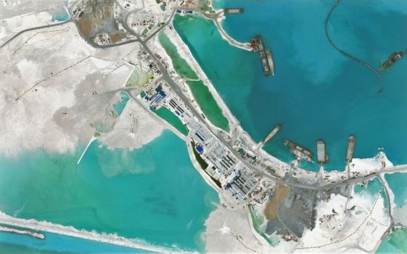 Việc bồi lấp, xây dựng và quân sự hóa đảo nhân tạo bất hợp pháp mà Trung Quốc tiến hành ở Trường Sa không chỉ vi phạm luật pháp quốc tế, xâm phạm chủ quyền Việt Nam mà còn hủy diệt môi trường sinh thái, đe dọa tự do hàng không hàng hải ở Biển Đông. Ảnh: Bãi đá Xu Bi bị Trung Quốc bồi lấp bất hợp pháp. Việc bồi lấp, xây dựng và quân sự hóa đảo nhân tạo bất hợp pháp mà Trung Quốc tiến hành ở Trường Sa không chỉ vi phạm luật pháp quốc tế, xâm phạm chủ quyền Việt Nam mà còn hủy diệt môi trường sinh thái, đe dọa tự do hàng không hàng hải ở Biển Đông. Ảnh: Bãi đá Xu Bi bị Trung Quốc bồi lấp bất hợp pháp.