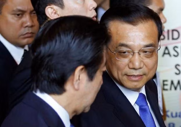 Thủ tướng Nhật Bản Shinzo Abe và Thủ tướng Trung Quốc có cuộc tiếp xúc ngắn bên lề Hội nghị thượng đỉnh Đông Á lần thứ 10 tại Malaysia hôm Chủ Nhật 22/11. Ảnh: Lai Seng Sin/AP.