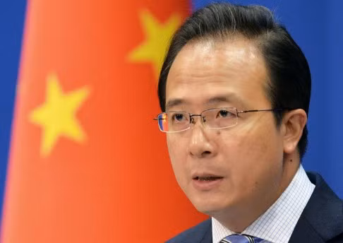 Tiếp lời ông Lưu Chấn Dân, người phát ngôn Bộ Ngoại giao Trung Quốc một lần nữa tuyên bố, không nên ghép các cơ sở quân sự Trung Quốc xây dựng bất hợp pháp trên đảo nhân tạo với "quân sự hóa Biển Đông".