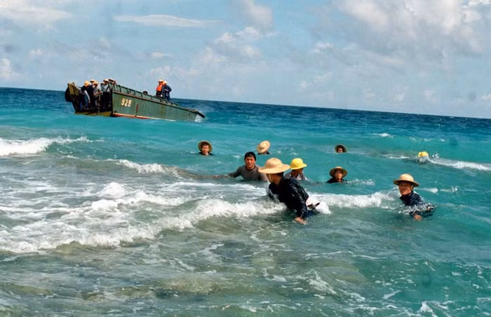 Đá Chữ Thập, Trường Sa, Khánh Hòa, Việt Nam bị Trung Quốc bắt đầu bồi đắp bất hợp pháp từ tháng 9/1988, ảnh: Tân Hoa Xã.