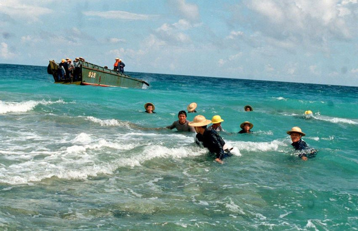 Đá Chữ Thập, Trường Sa, Khánh Hòa, Việt Nam bị Trung Quốc bắt đầu bồi đắp bất hợp pháp từ tháng 9/1988, ảnh: Tân Hoa Xã. Đá Chữ Thập, Trường Sa, Khánh Hòa, Việt Nam bị Trung Quốc bắt đầu bồi đắp bất hợp pháp từ tháng 9/1988, ảnh: Tân Hoa Xã.