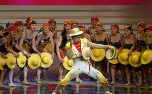 Văn công quân đội Trung Quốc biểu diễn kiếm tiền bên ngoài, ảnh: SCMP.