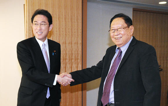 Ngoại trưởng Nhật Bản Fumio Kishida tiếp ông Nyan Win, ảnh: Nikkei Asian Review. Ngoại trưởng Nhật Bản Fumio Kishida tiếp ông Nyan Win, ảnh: Nikkei Asian Review.