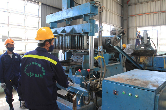 Thành phần rác hữu cơ sẽ được đưa vào dây chuyền nung yếm khí để sản xuất ra than sinh học và than biochar. Thành phần rác hữu cơ sẽ được đưa vào dây chuyền nung yếm khí để sản xuất ra than sinh học và than biochar.