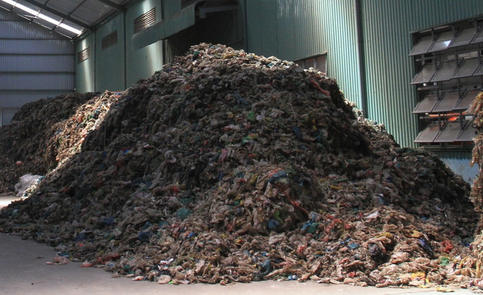 "Chúng tôi đã tìm hiểu công nghệ xử lý chất thải rắn ở nhiều nơi trên thế giới và các địa phương khác trên cả nước để tìm kiếm công nghệ phù hợp với đặc điểm rác thải Việt Nam, nhưng phải tái sử dụng được tối đa nguồn rác thải, giảm tỷ lệ chôn lấp xuống mức tối thiểu. Sau quá trình nghiên cứu, tìm tòi và cải tiến công nghệ phù hợp, chúng tôi đã phát triển và làm chủ công nghệ có thể tái sử dụng hầu như 100% thành phần có trong chất thải rắn để tạo ra các sản phẩm hữu ích, đặc biệt, tỷ lệ chôn lấp là 0%", ông Nguyễn Văn Tuấn, Chủ tịch HĐQT kiêm Tổng GĐ Công ty CP Môi trường Việt Nam nói. "Chúng tôi đã tìm hiểu công nghệ xử lý chất thải rắn ở nhiều nơi trên thế giới và các địa phương khác trên cả nước để tìm kiếm công nghệ phù hợp với đặc điểm rác thải Việt Nam, nhưng phải tái sử dụng được tối đa nguồn rác thải, giảm tỷ lệ chôn lấp xuống mức tối thiểu. Sau quá trình nghiên cứu, tìm tòi và cải tiến công nghệ phù hợp, chúng tôi đã phát triển và làm chủ công nghệ có thể tái sử dụng hầu như 100% thành phần có trong chất thải rắn để tạo ra các sản phẩm hữu ích, đặc biệt, tỷ lệ chôn lấp là 0%", ông Nguyễn Văn Tuấn, Chủ tịch HĐQT kiêm Tổng GĐ Công ty CP Môi trường Việt Nam nói.