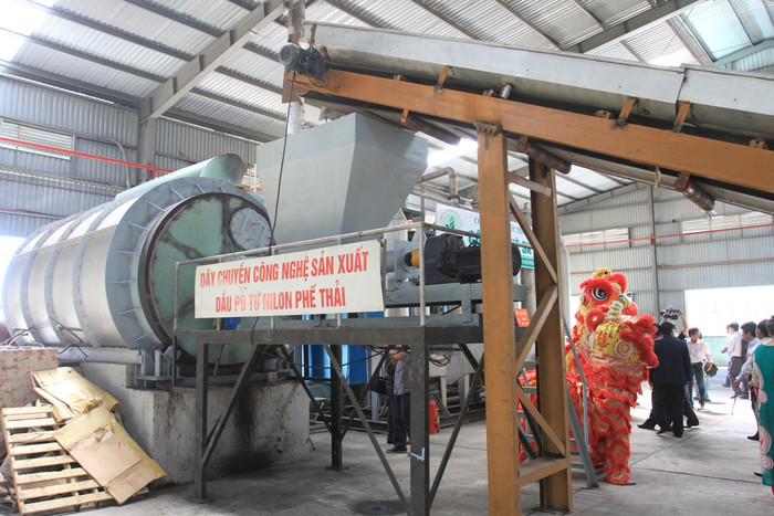 Nhà máy được đầu tư các dây chuyền công nghệ xử lý triệt để chất thải rắn không chôn lấp, không phát tán ô nhiễm thứ cấp ra môi trường, đồng thời sản xuất ra các sản phẩm năng lượng tái tạo từ chất thải rắn. Nhà máy được đầu tư các dây chuyền công nghệ xử lý triệt để chất thải rắn không chôn lấp, không phát tán ô nhiễm thứ cấp ra môi trường, đồng thời sản xuất ra các sản phẩm năng lượng tái tạo từ chất thải rắn.