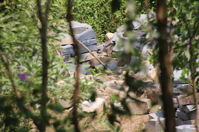 Nhiều tảng đá lớn, được xẻ ra chờ đưa đi tiêu thụ ở mỏ Hồ sẻ. Ảnh Thùy Linh Nhiều tảng đá lớn, được xẻ ra chờ đưa đi tiêu thụ ở mỏ Hồ sẻ. Ảnh Thùy Linh