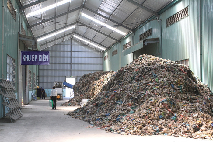 Chất thải rắn được phân loại thành 3 thành phần chính: nilon, rác hữu cơ và đất đá – xà bần – chai lọ thủy tinh. Sau đó nilon sẽ được đưa vào dây chuyền nhiệt phân cracking để sản xuất ra dầu PO, RO và FO. Chất thải rắn được phân loại thành 3 thành phần chính: nilon, rác hữu cơ và đất đá – xà bần – chai lọ thủy tinh. Sau đó nilon sẽ được đưa vào dây chuyền nhiệt phân cracking để sản xuất ra dầu PO, RO và FO.