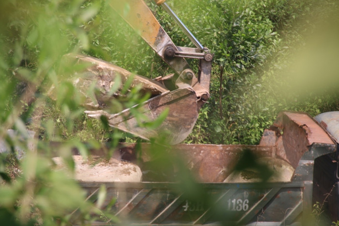 Xe múc chuyển đá lên xe ben để chở ra khỏi mỏ đá. Ảnh Thùy Linh Xe múc chuyển đá lên xe ben để chở ra khỏi mỏ đá. Ảnh Thùy Linh