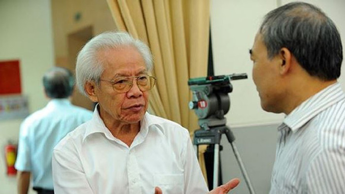Giáo sư Hồ Ngọc Đại trao đổi với Tiến sĩ Nguyễn Vinh Hiển, ảnh: Báo VietnamNet. Giáo sư Hồ Ngọc Đại trao đổi với Tiến sĩ Nguyễn Vinh Hiển, ảnh: Báo VietnamNet.
