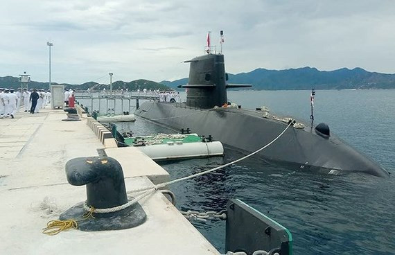 Tàu ngầm Nhật Bản thăm Việt Nam, ảnh: Báo Sài Gòn Giải phóng. Tàu ngầm Nhật Bản thăm Việt Nam, ảnh: Báo Sài Gòn Giải phóng.