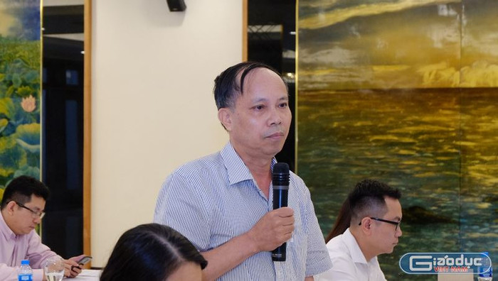 Thầy Nguyễn Viết Cẩn, Trưởng phòng Kế hoạch tài chính Sở Giáo dục và Đào tạo Hà Nội. Ảnh: Lại Cường. Thầy Nguyễn Viết Cẩn, Trưởng phòng Kế hoạch tài chính Sở Giáo dục và Đào tạo Hà Nội. Ảnh: Lại Cường.