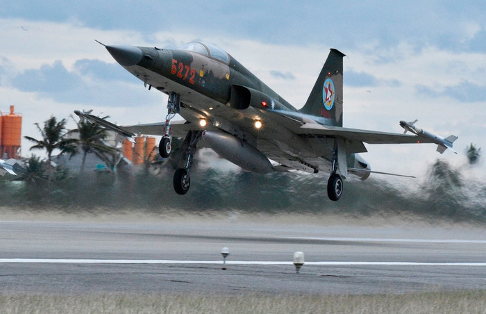 Dự án bán thiết bị, linh kiện cho chiến đấu cơ Đài Loan có từ 2001, nhưng bị đình trệ cho đến khi Tổng thống Donald Trump chuẩn thuận mới thực sự được triển khai. Ảnh minh họa: Defense News. Dự án bán thiết bị, linh kiện cho chiến đấu cơ Đài Loan có từ 2001, nhưng bị đình trệ cho đến khi Tổng thống Donald Trump chuẩn thuận mới thực sự được triển khai. Ảnh minh họa: Defense News.