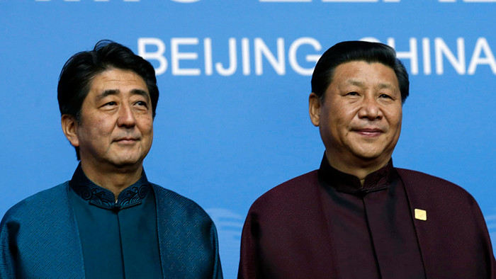 Thủ tướng Nhật Bản Shinzo Abe với Chủ tịch Trung Quốc Tập Cận Bình tại APEC Bắc Kinh tháng 11/2014. Ảnh: Nikkei Asian Review. Thủ tướng Nhật Bản Shinzo Abe với Chủ tịch Trung Quốc Tập Cận Bình tại APEC Bắc Kinh tháng 11/2014. Ảnh: Nikkei Asian Review.