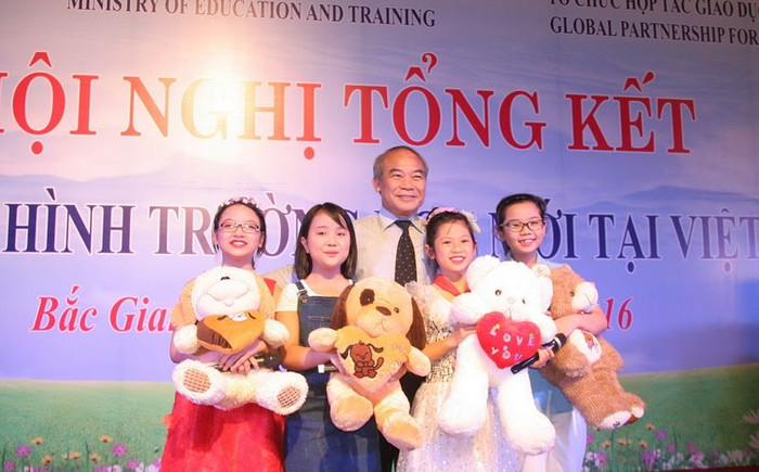 Ngày 25/7/2016 Thứ trưởng Bộ Giáo dục và Đào tạo Nguyễn Vinh Hiển tại Hội nghị tổng kết Dự án Mô hình trường học mới Việt Nam (VNEN) sau gần 4 năm triển khai tổ chức tại Bắc Giang. Ảnh: Báo Giáo dục và Thời đại. Ngày 25/7/2016 Thứ trưởng Bộ Giáo dục và Đào tạo Nguyễn Vinh Hiển tại Hội nghị tổng kết Dự án Mô hình trường học mới Việt Nam (VNEN) sau gần 4 năm triển khai tổ chức tại Bắc Giang. Ảnh: Báo Giáo dục và Thời đại.