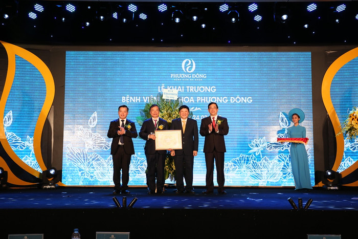 Thứ trưởng Bộ Y tế trao giấy phép hoạt động của bệnh viện. Ảnh: Bệnh viện cung cấp Thứ trưởng Bộ Y tế trao giấy phép hoạt động của bệnh viện. Ảnh: Bệnh viện cung cấp