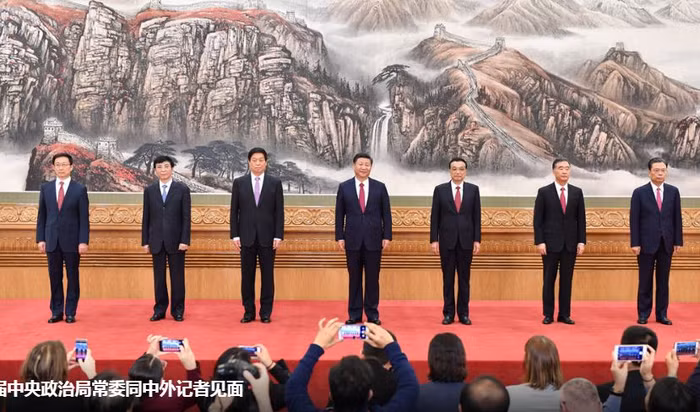 Thường vụ Bộ chính trị Đảng Cộng sản Trung Quốc khóa 19 ra mắt, ảnh: Tân Hoa Xã. Thường vụ Bộ chính trị Đảng Cộng sản Trung Quốc khóa 19 ra mắt, ảnh: Tân Hoa Xã.