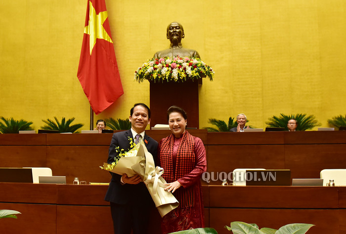 Chủ tịch Quốc hội Nguyễn Thị Kim Ngân tặng hoa chúc mừng Chủ nhiệm Ủy ban Pháp luật - ông Hoàng Thanh Tùng. Ảnh: Quochoi.vn Chủ tịch Quốc hội Nguyễn Thị Kim Ngân tặng hoa chúc mừng Chủ nhiệm Ủy ban Pháp luật - ông Hoàng Thanh Tùng. Ảnh: Quochoi.vn