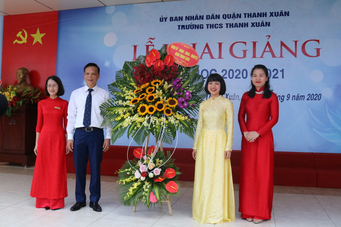 Lãnh đạo Quận tặng học chúc mừng nhà trường khai giảng năm học mới. Ảnh: Đ.T Lãnh đạo Quận tặng học chúc mừng nhà trường khai giảng năm học mới. Ảnh: Đ.T