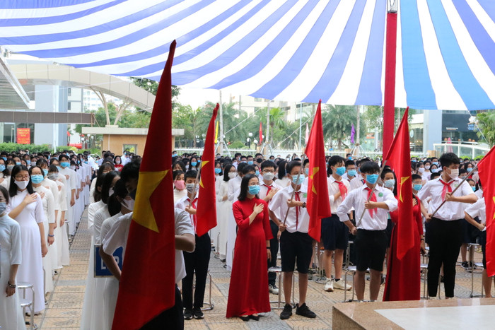 Các đại biểu, học sinh, giáo viên làm lễ chào cờ. Ảnh: Đ.T Các đại biểu, học sinh, giáo viên làm lễ chào cờ. Ảnh: Đ.T