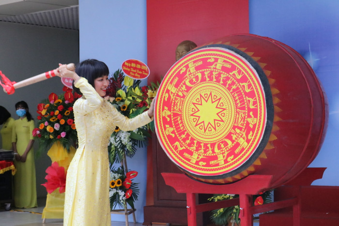 Cô Ngô Thị Diệp Lan đánh trống khai trường. Ảnh: Đ.T Cô Ngô Thị Diệp Lan đánh trống khai trường. Ảnh: Đ.T