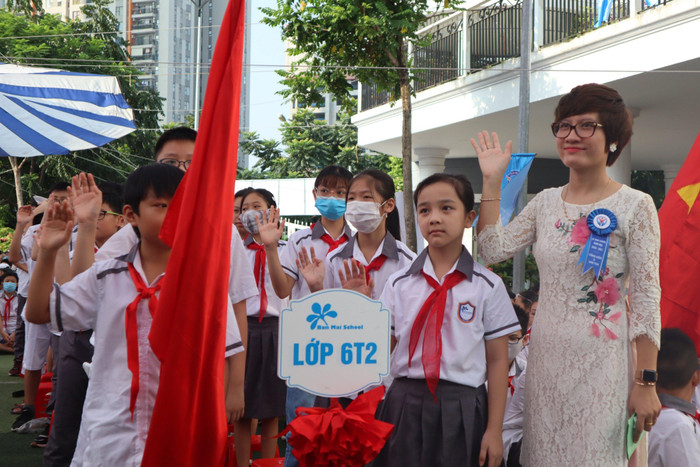 Các học sinh đầu cấp chào đón năm học mới. Ảnh: H.V Các học sinh đầu cấp chào đón năm học mới. Ảnh: H.V