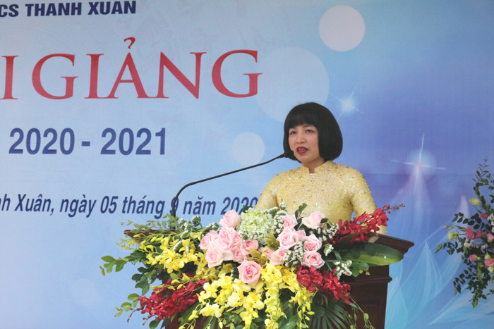 Cô Ngô Thị Diệp Lan - Hiệu trưởng nhà trường phát biểu chào mừng năm học mới. Ảnh: Đ.T Cô Ngô Thị Diệp Lan - Hiệu trưởng nhà trường phát biểu chào mừng năm học mới. Ảnh: Đ.T