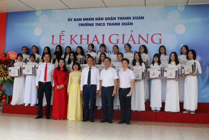 Tại buổi lễ khai giảng, các học sinh nữ nhà trường đã đại diện nhận cặp sách từ đại diện quận Thanh Xuân. Ảnh: Đ.T Tại buổi lễ khai giảng, các học sinh nữ nhà trường đã đại diện nhận cặp sách từ đại diện quận Thanh Xuân. Ảnh: Đ.T